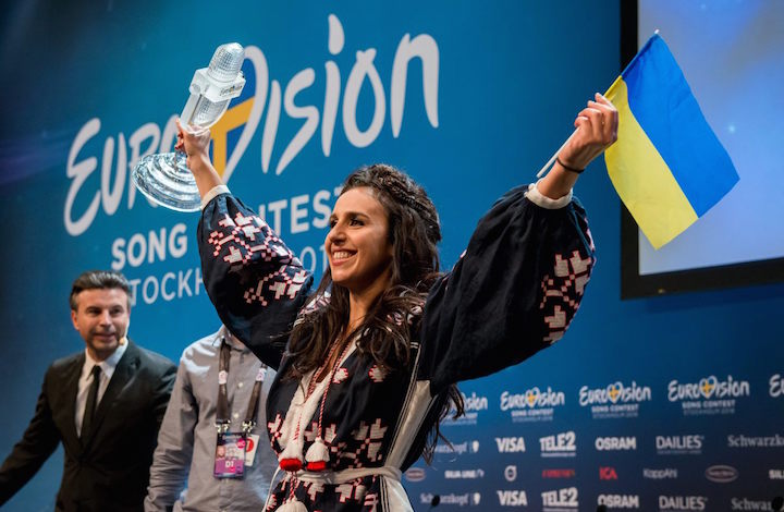 Jamala con il premio dell'Eurovision Song Contest e la bandiera ucraina, foto Anna Vellkova via http://www.eurovision.tv/page/multimedia/photos?gal=225703