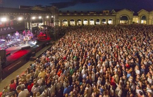 Le 25 mila persone al concerto dell'anno scorso di De Gregori all'outlet di Serravalle