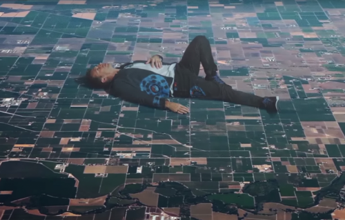 Chris Martin nel nuovo video dei Coldplay
