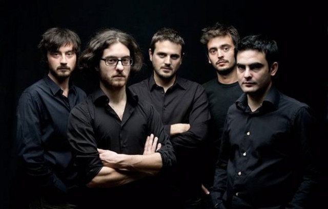 I Mokadelic sono Alessio Mecozzi (chitarra, synth), Cristian Marras (basso, synth), Alberto Broccatelli (batteria), Maurizio Mazzenga (chitarra) e Luca Novelli (piano, chitarra) - Foto di Stefano Iachetti