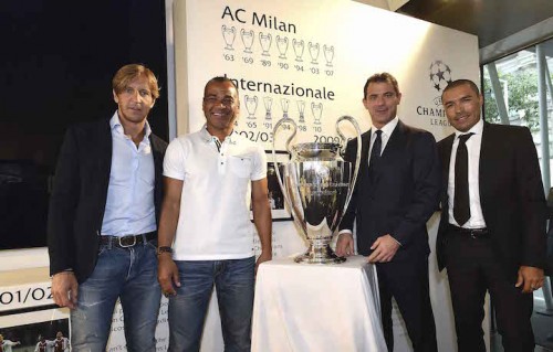 Massimo Ambrosini, Cafu, Dejan Stankovic e Ivan Ramiro Cordoba con il trofeo. Foto: Valerio Pennicino - UEFA/UEFA via Getty Images