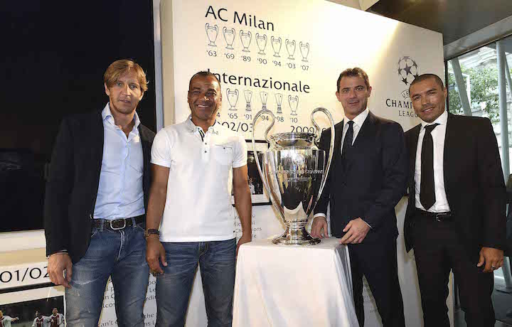 Massimo Ambrosini, Cafu, Dejan Stankovic e Ivan Ramiro Cordoba con il trofeo. Foto: Valerio Pennicino - UEFA/UEFA via Getty Images
