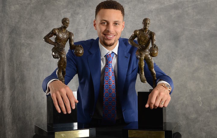 Stephen Curry con i suoi due trofei di MVP. Foto: NBA