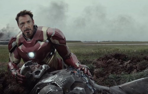 obert Downey Jr. (51 anni) nei panni di Iron Man, in una scena di Captain America: Civil War. Insieme a lui, il suo alleato James “Rhodey” Rhodes (interpretato da Don Cheadle)