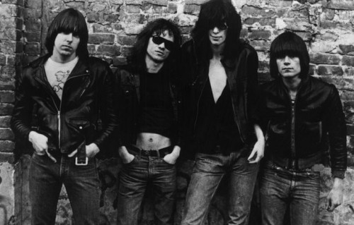 La cover del primo album dei Ramones, uscito nel 1976