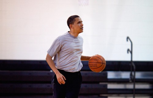 Obama è da sempre un appassionato cestista. Fonte: White House (Pete Souza)