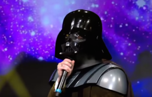 Darth Vader interpretato da Francesco Mandelli durante una puntata di EPCC, il programma di Alesandro Cattelan su Sky Uno