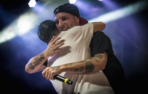 Clementino mentre abbraccia Salmo sul palco del Market Sound. Foto: Francesco Prandoni