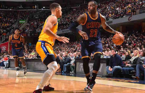 La sfida tra LeBron e Curry ha avuto un finale diverso quest'anno. Foto: Jesse D. Garrabrant/NBAE via Getty Images