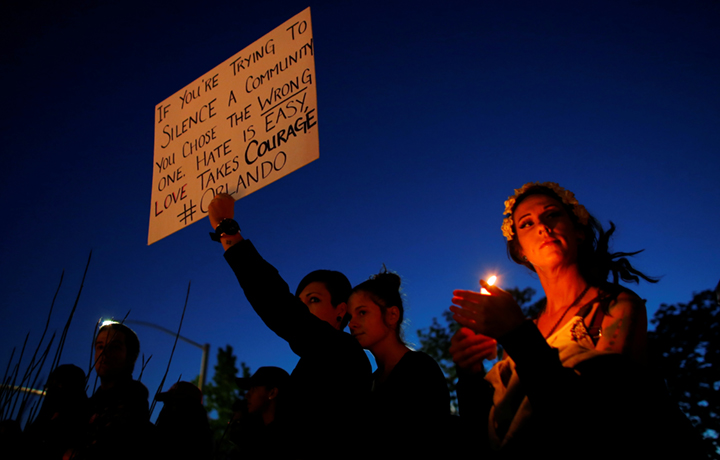 Manifestazione a San Diego per le vittime della strage di Orlando. Foto REUTERS/Mike Blake