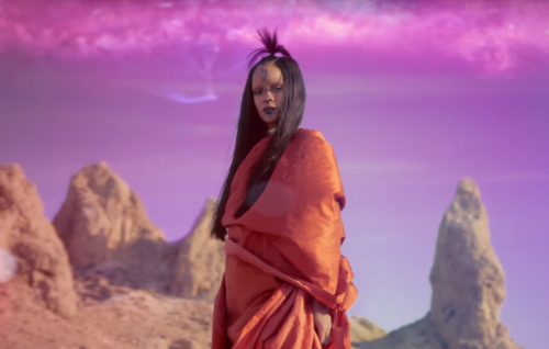 Rihanna nel video di "Sledgehammer"