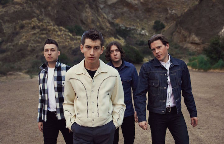 Il disco degli Arctic Monkeys inizia con una dedica agli Strokes
