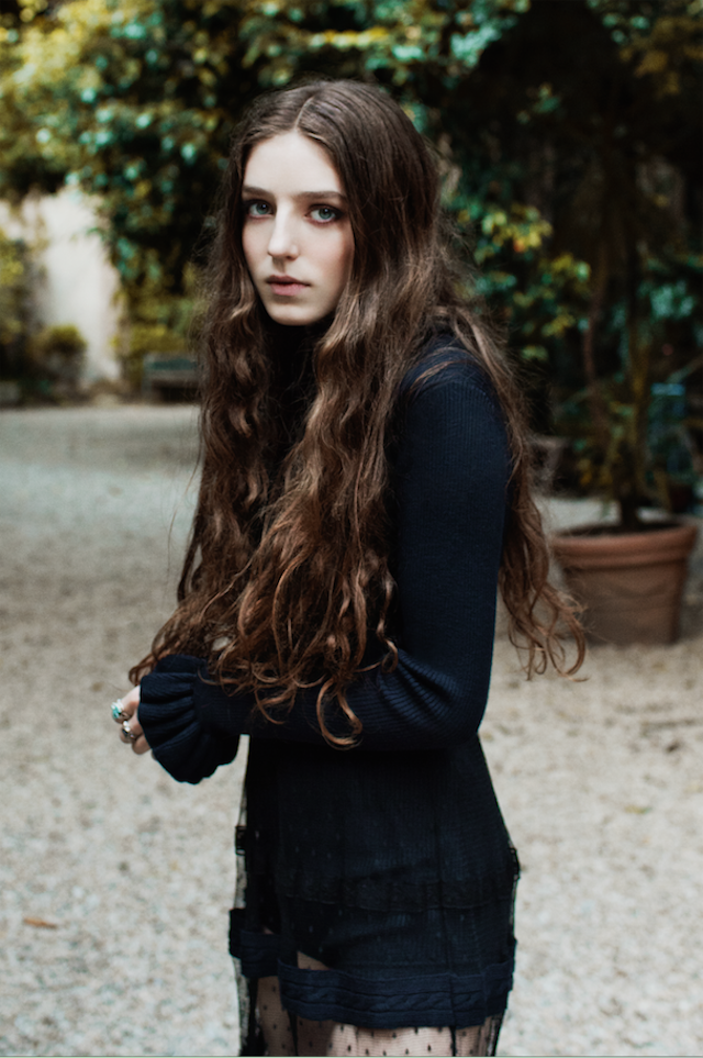 Birdy è stata fotografata da Sonia Szóstak in total look Red Valentino