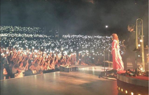Migliaia di accendini e cellulari al cielo durante il concerto di Florence Welch. Fonte: Twitter