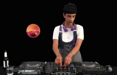 Ghazal impegnata nel dj set per Boiler Room