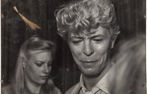 Il ciuffo di capelli di David Bowie che andrà all'asta, insieme alla foto e a una lettera della persona che ha tagliato la ciocca.