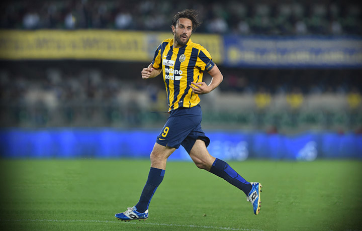 Luca Toni con la maglia del Verona, l'ultima vestita nella sua carriera