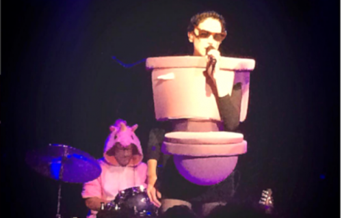 St. Vincent è nata il 28 settembre 1982 a Tulsa. È la prima volta che si esibisce vestita da water