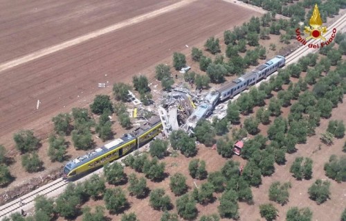 Una foto scattata dai vigili del fuoco dell'incidente