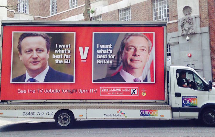 Manifesto pro-leave durante la campagna per il referendum Brexit. A sinistra David Cameron, a destra Nigel Farage