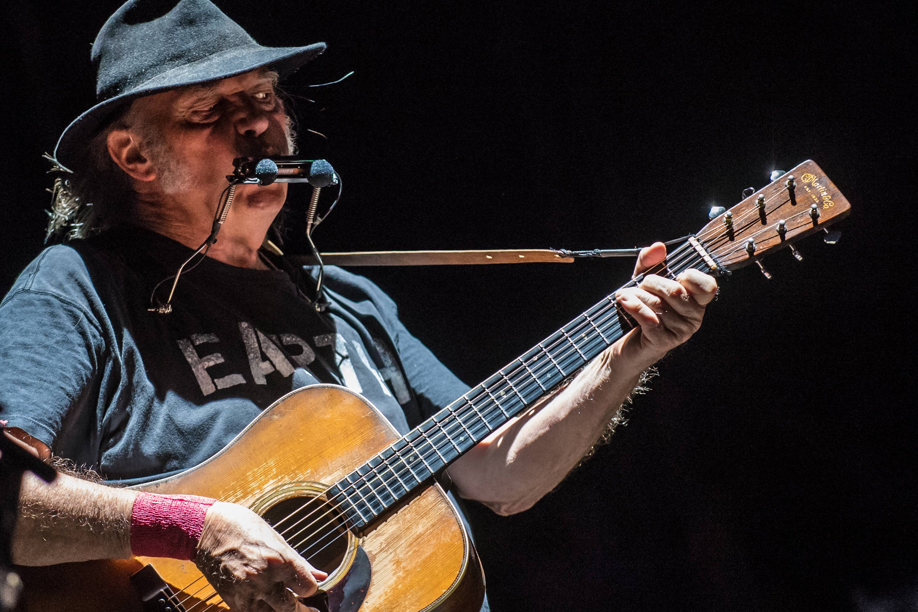 Neil Young a Milano e la faccia di chi darebbe tutto per il rock