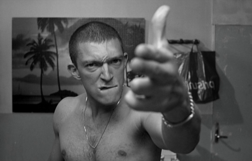 Vincent Cassel (Vinz) in una scena del film "L'odio", scritto e diretto da Mathieu Kassovitz nel 1995