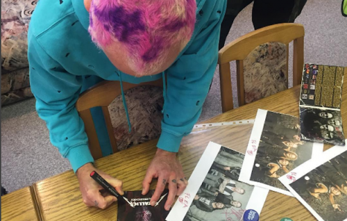 Flea firma autografi su foto dei Metallica, come richiesto dalla polizia bielorussa