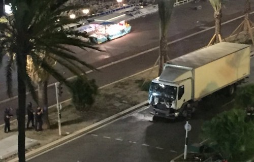 Il camion che ha travolto la folla dopo che è stato fermato dalla polizia