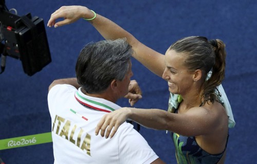 Tania Cagnotto e il padre Giorgio, il suo allenatore. Foto REUTERS/Stefan Wermuth