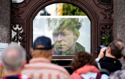 Dalla cerimonia di inaugurazione della targa dedicata alla memoria di David Bowie a Berlino - Foto TOBIAS SCHWARZ/AFP/Getty Images