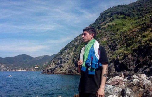 Rkomi nel backstage del suo video "Aeroplanini di carta". Fonte: Facebook