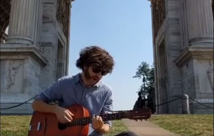 Dente suona la nuova canzone "Curriculum" sotto l'Arco della Pace a Milano