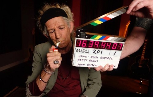 Keith Richards, 72 anni, durante le registrazioni di una delle "Ask Keith" online sul suo canale Youtube - Foto via Facebook