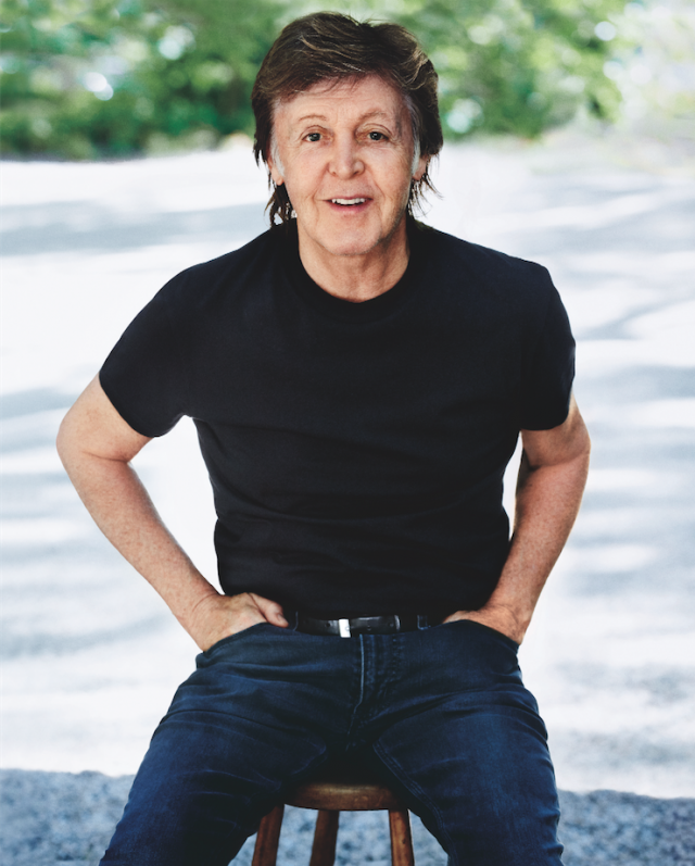 Paul McCartney fotografato dalla moglie Linda quando vivevano nella loro fattoria in Scozia. È lì che nacque l'album Ram