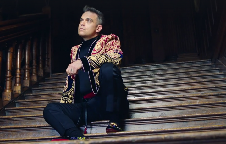 Robbie Williams in un frame del nuovo video di "Party Like A Russian"