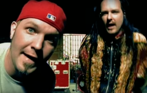 Fred Durst e Jonathan Davies nel video di "Break Stuff" dei Limp Bizkit