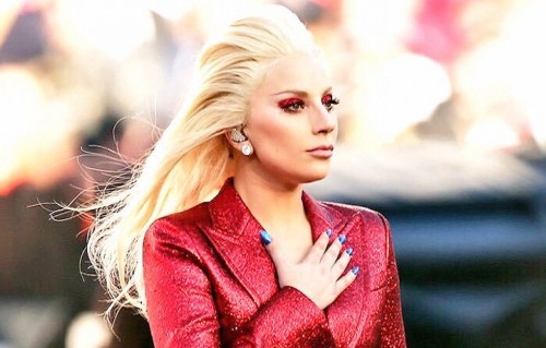 Lady Gaga sul palco del Super Bowl 50. Foto via Twitter @ladygaga