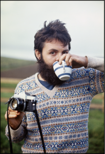 Paul McCartney fotografato dalla moglie Linda quando vivevano nella loro fattoria in Scozia. È lì che nacque l'album Ram