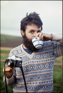 Paul fotografato dalla moglie Linda quando vivevano nella loro fattoria in Scozia. È lì che nacque l'album Ram. A destra, Paul e Linda alla premiazione dei Grammy a L.A. il 16 marzo 1971