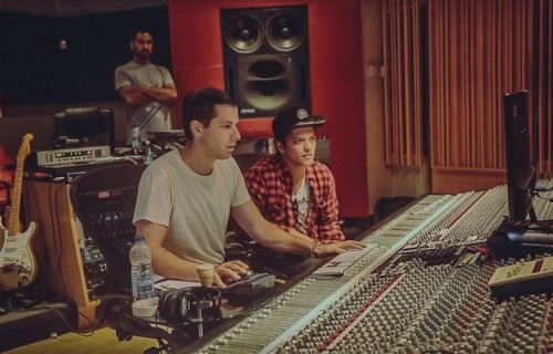 Ronson e Bruno Mars nello studio del produttore. Foto: Facebook