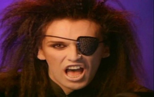 Pete Burns in un frame del video di "You Spin Me Round (Like a Record)" del 1985