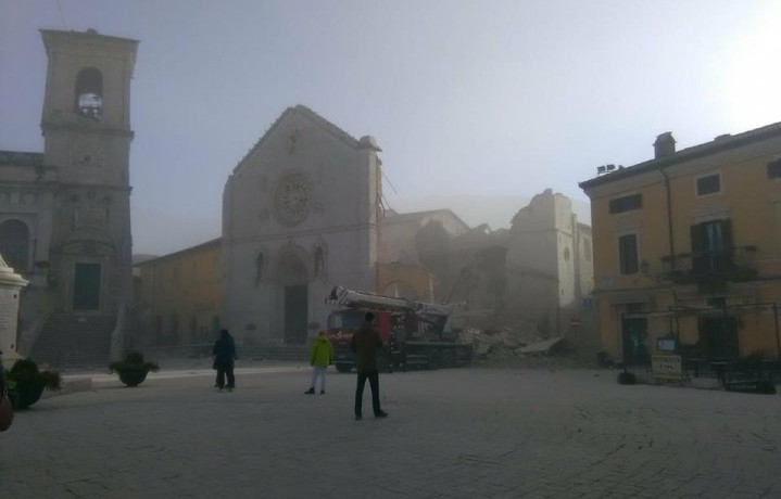Un' immagine da Norcia, la cui cattedrale è stata rasa al suolo dal sisma. Fonte: Facebook