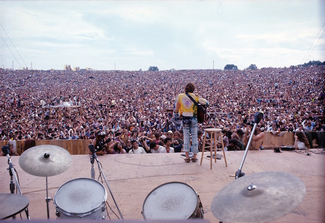 John Sebastian si esibisce a Woodstock, 15 agosto 1969, foto Henry Diltz/Corbis