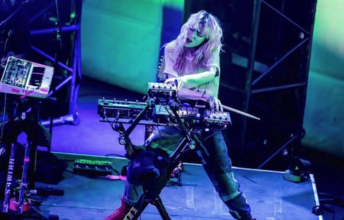 Grimes live, foto via Facebook