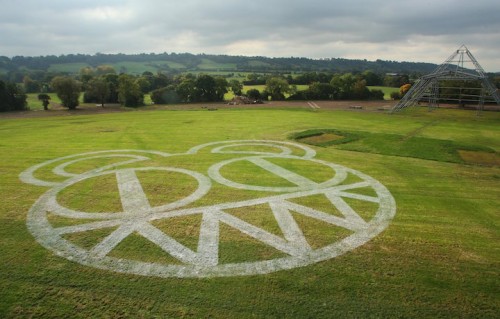 L'erba di Glastonbury con il logo dei Radiohead