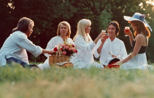 "ABBA – The Movie" è uscito nelle sale nel dicembre 1977 (e in Italia nel maggio 1978) che dal 30 novembre verrà trasmesso in prima serata su Sky Arte