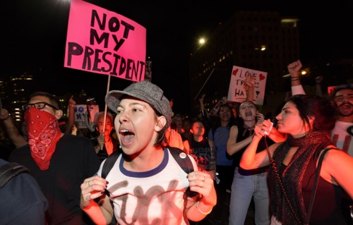 Proteste anti-Trump a Los Angeles, California. Il 9 novembre 2016 - Ronen Tivony/NurPhoto/Getty Images