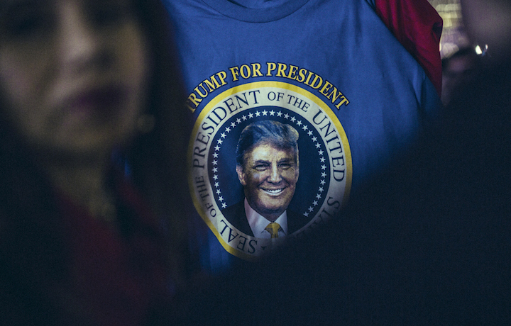 Un sostenitore alla candidatura del Tycoon durante la notte delle elezioni seguita sotto la Trump Tower, Foto Gianluca Vassallo