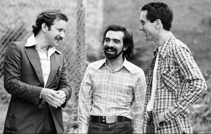 Ai tempi di Taxi Driver (1976): da sinistra, Schrader, Scorsese e De Niro (qui a fianco, nei panni di Travis Bickle). Dog Eat Dog di Schrader esce in Usa l’11 novembre