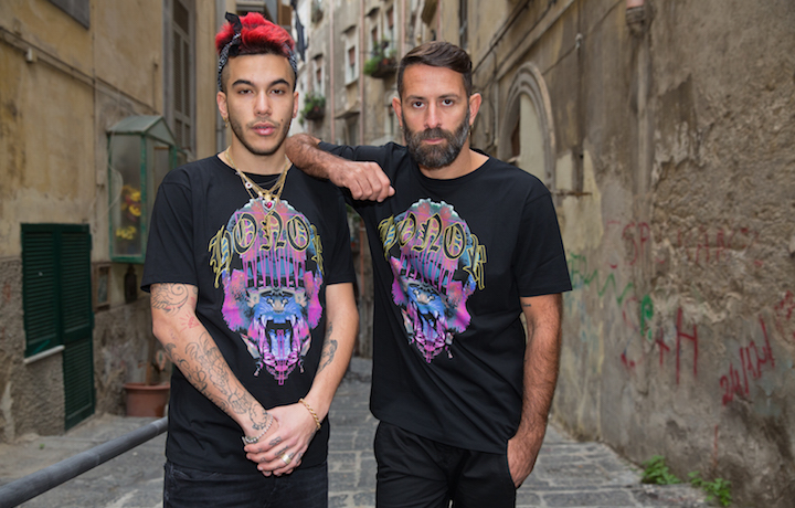 Sfera Ebbasta e Marcelo Burlon con la maglia realizzata per beneficenza. Foto: Sha Ribeiro